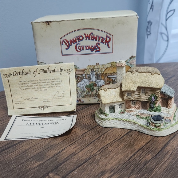 David Winter Cottages Birthstone Wishing Well With Box April Vintage Signed! VTG - Picture 1 of 8